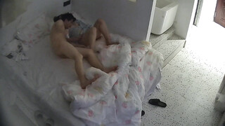 大学城偷拍 女生原本受邀来拍私房照 结果嘴被塞了鸡巴 逼也挨了操 丝绸薄纱的衣服 确实好诱惑 好出片 (2)